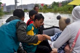 Pakai Perahu Karet, Relawan WIZ Evakuasi Bayi dan Balita dari Lokasi Banjir BTP