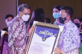 Tingkatkan Produksi Pertanian, Ilham Azikin Dapat Penghargaan dari Gubernur Sulsel
