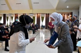 Saat Bupati Luwu Utara Serahkan SK Pensiun kepada Guru SD-nya