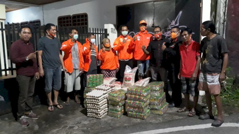 Relawan ADAMA Sermani dan Komunitas DP 521 bantu korban banjir di beberapa titik di Kota Makassar. 