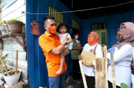 BKKBN Palopo dan FKJ Brother Berbagi Sembako dan Susu Balita