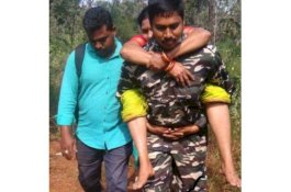 Jalan Kaki 6 Kilometer, Polisi Muslim Gendong Wanita Hindu yang Pingsan saat Mendaki Menuju Kuil