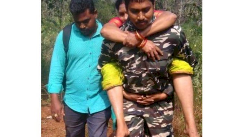Aksi Syaikh Arshad yang menggendong wanita Hindu. (FOTO: DOK POLISI) 