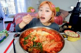 Dinilai Pemborosan Makanan, Tiongkok Usulkan RUU Larang Video Mukbang