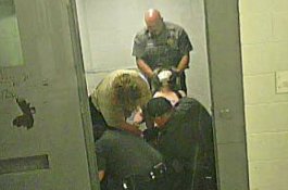 Ditangkap dalam Kondisi Telanjang, Perempuan Ini Dapat Kompensasi Rp34 Miliar