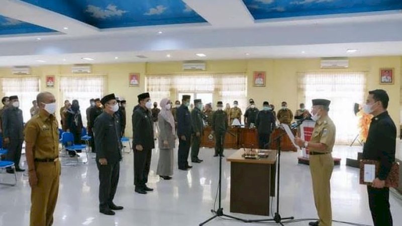 Prosesi pengambilan sumpah dan janji berlangsung di Ruang Pola Panrannuangta Kantor Pemkab Jeneponto, Jalan Lanto Dg Pasewang, Senin (28/12/2020).