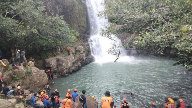 Proses pencarian dan evakuasi korban di di permandian air terjun Pung Bunga, Dusun Baru, Desa Bonto Manurung, Kecamatan Tompobulu, Kabupaten Maros, Sulawesi Selatan.