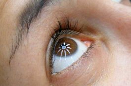 Pertama di Dunia, Klinik Ini Berhasil Melakukan Transplantasi Kornea Buatan