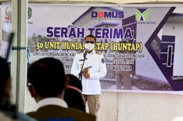 Nurdin Abdullah Serahkan 50 Unit Rumah Huntap untuk Korban Banjir Masamba