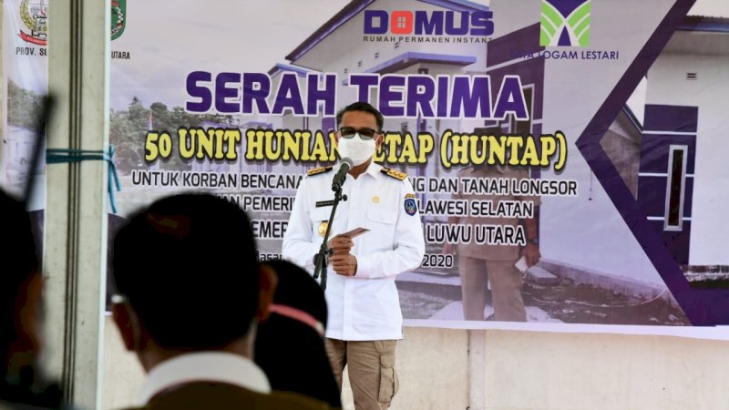 Nurdin Abdullah Serahkan 50 Unit Rumah Huntap untuk Korban Banjir Masamba