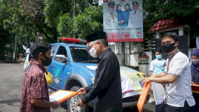 Upaya Pemulihan Ekonomi, Wali Kota Parepare Serahkan Bantuan ke Pelaku Usaha