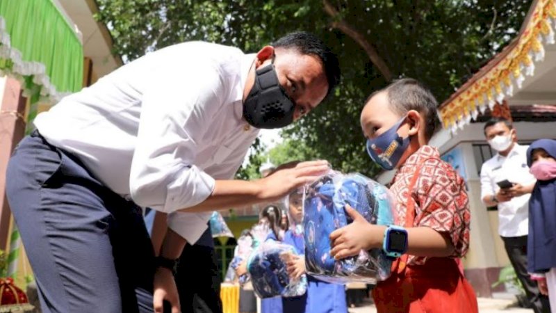 Salurkan Perlengkapan Sekolah Gratis di Masa Pandemi, Ilham Azikin: Kita Harus Tetap Berinovasi