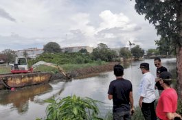 Tinjau Pengerukan Sedimen dan Eceng Gondok di Sungai Balangturungan, Wagub Angkat Jempol