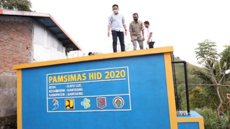 Bupati Bantaeng, Ilham Azikin, menghadiri uji fungsi dan serah terima SPAMS Program Pamsimas III Desa HID (Hibah Insentif Desa) 2020 di Desa Kayuloe, Kecamatan Bantaeng, Kamis (31/12/2020).