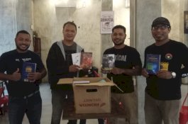Rusdin Tompo Donasi Buku, Dukung Taman Baca di Seram Bagian Timur