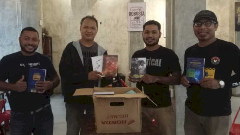 Rusdin Tompo Donasi Buku, Dukung Taman Baca di Seram Bagian Timur