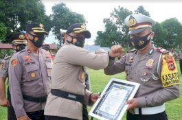 Polres Wajo Berikan Penghargaan kepada Personel Berprestasi 2020