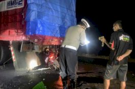 Tabrak Truk yang Sedang Parkir Ganti Ban di Wajo, Pengendara Motor Tewas