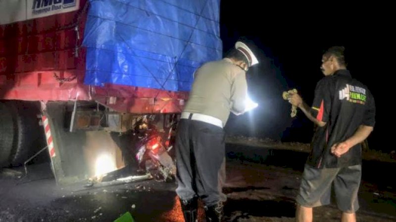 Kecelakaan lalu lintas terjadi di Longka, Desa Ballere, Kecamatan Keera, Kabupaten Wajo, Jumat (1/1/2021) malam. 