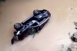 Tancap Gas Usai Senggol Motor, Pajero Terjun ke Sungai Setelah Senggol Minibus