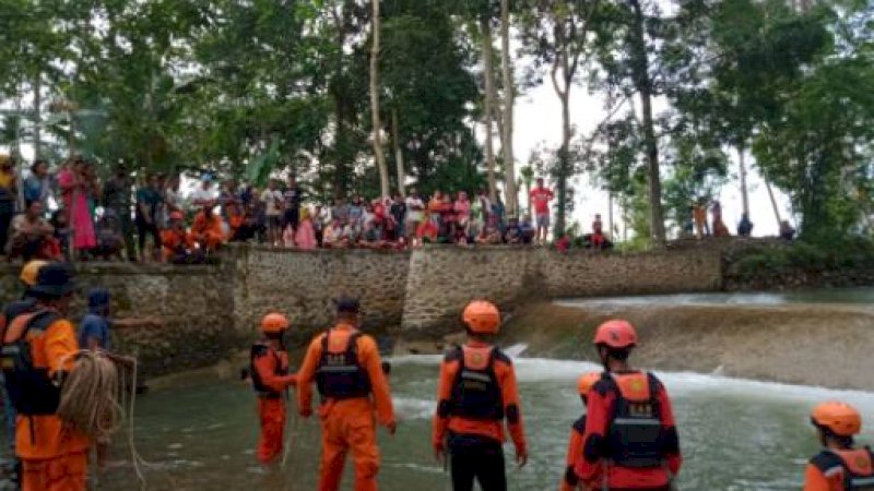 Proses pencarian korban tenggelam Sungai Salutubu, Kecamatan Walenrang Utara, Kabupaten Luwu
