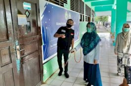 Penyemprotan Disinfektan di Lingkungan Kampus, Rektor UIM Turun Tangan