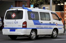 Ibu Ini Sujud dan Memohon Agar Diberi Jalan Ambulans yang Bawa Anaknya