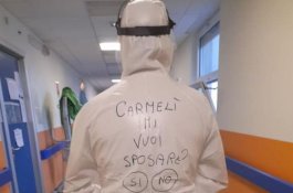 Bikin Tulisan di APD, Perawat di RS Covid-19 Ini Lamar Pujaan Hatinya