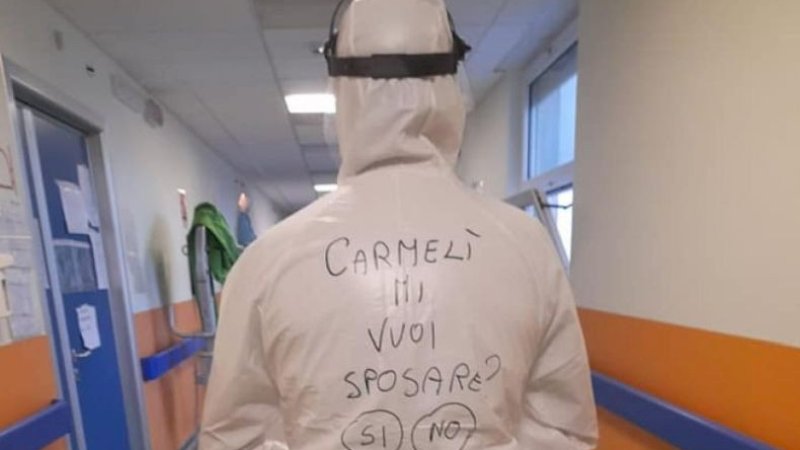 Perawat rumah sakit rujukan Covid-19 di Italia lamar kekasihnya dengan menulis di pakaian APD lalu diunggah ke media sosial (Foto: Facebook)