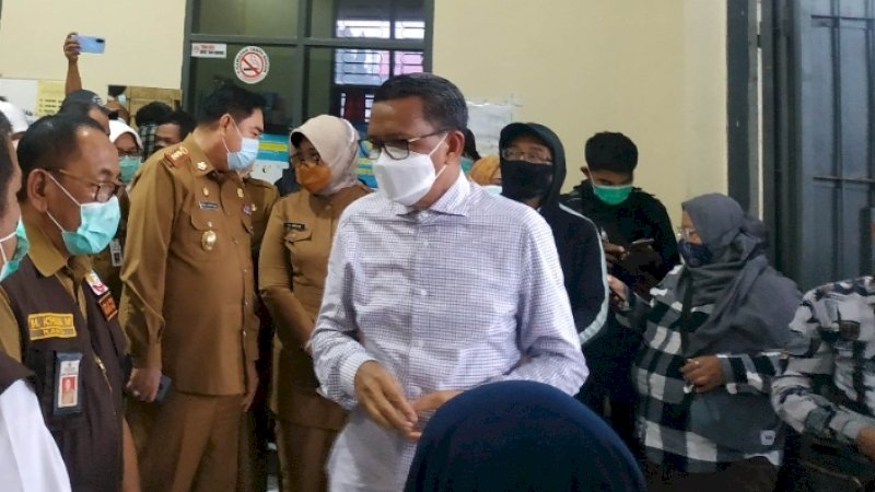 Nurdin Abdullah di Kantor Dinas Kesehatan Sulsel, Selasa (5/1/2021). 