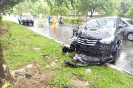 Kaget karena Gundukan di Jalan, Mobil Fortuner Hitam Tabrak Pohon di Bandara Sultan Hasanuddin