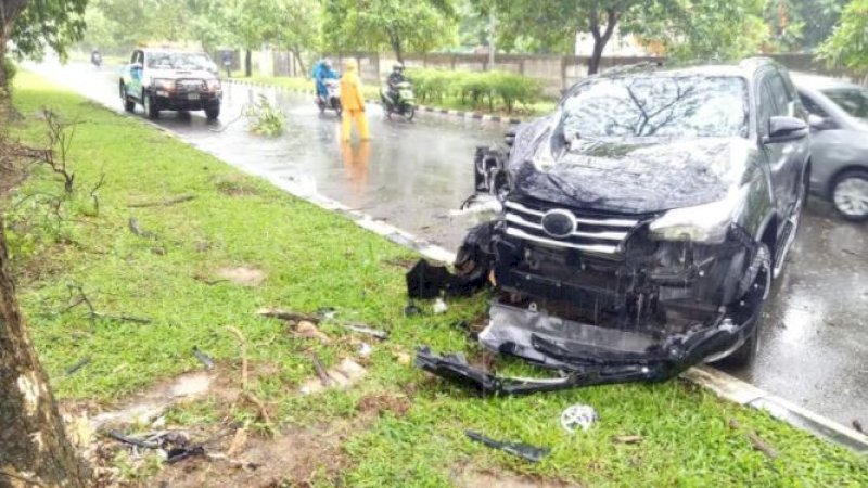 Mobil mengalami kerusakan parah di bagian depan.