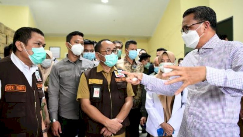 Gubernur Sulsel, Nurdin Abdullah (kanan), saat meninjau vaksin COVID-19 di Kantor Dinas Kesehatan Sulsel, Selasa (5/1/2021).