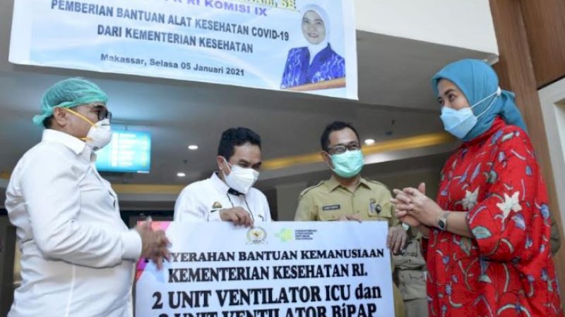 Anggota Komisi IX DPR RI, Aliyah Mustika Ilham (kanan), Aliyah menyerahkan bantuan ventilator ke RSUD Labuang Baji, Selasa (5/1/2020).