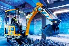 Mengamuk, Mantan Karyawan Mercedes Rusak 69 Mobil Baru dengan Buldozer