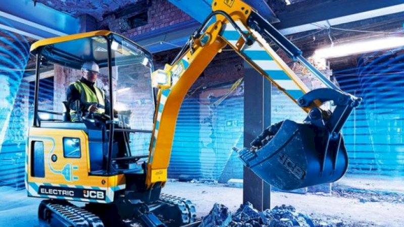 Mengamuk, Mantan Karyawan Mercedes Rusak 69 Mobil Baru dengan Buldozer