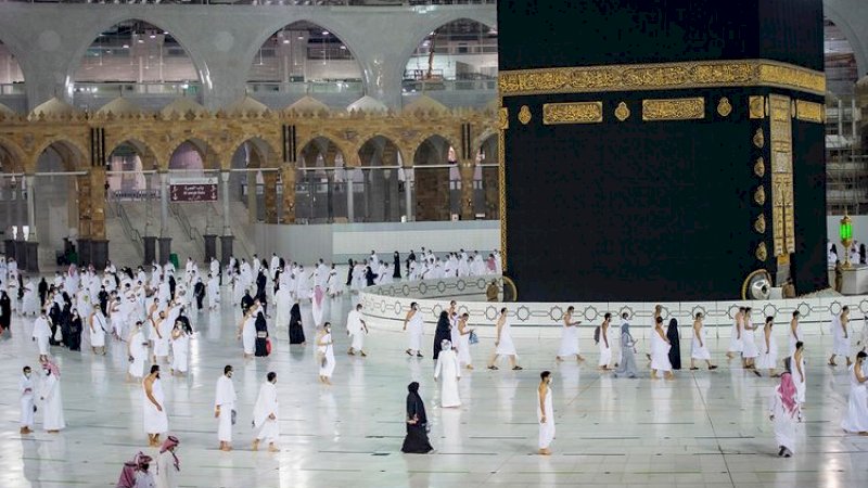 Bus yang Membawa 16 Jemaah Umrah Terbalik saat Menuju Makkah