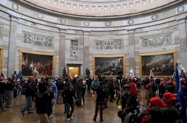 Massa Pendukung Trump Mengamuk di Capitol, Wapres Mike Pence Dievakuasi