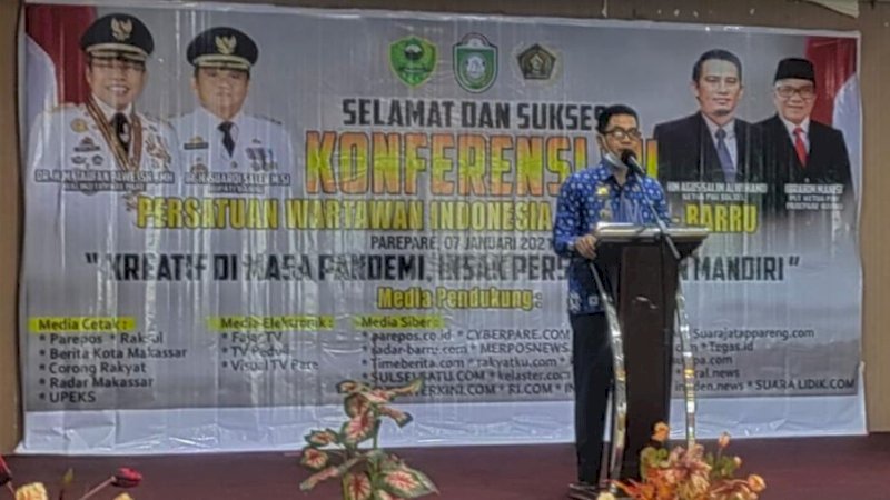 
Kadis Kominsta Barru, Syamsuddin, mewakili Bupati Barru, Suardi Saleh saat menghadiri Konferensi VII PWI Parepare-Barru.