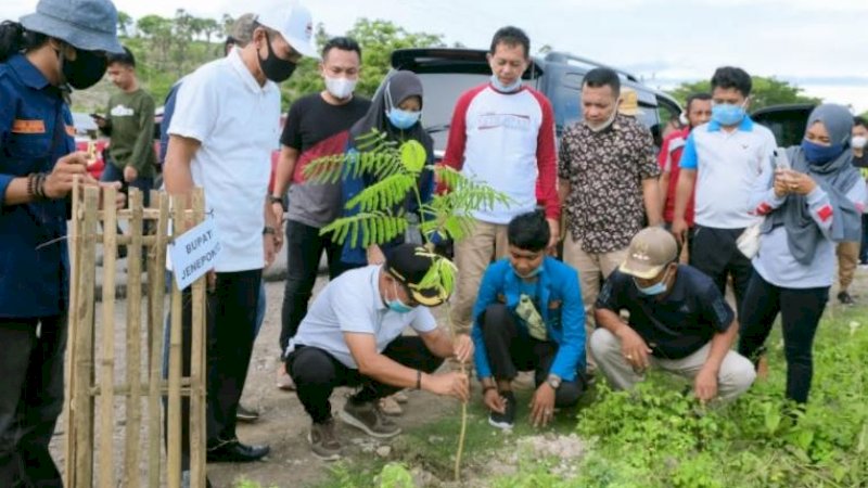 Pemerintah Kabupaten Jeneponto bersama masyarakat setempat melakukan penanaman pohon, Jumat (8/1/2021).