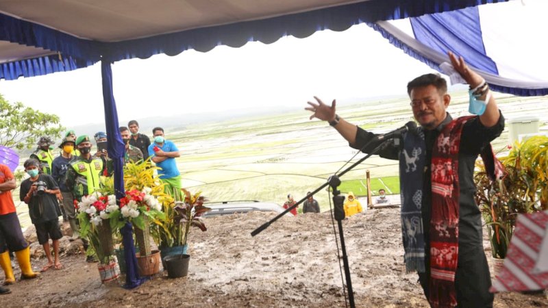 Diguyur Hujan, Mentan SYL Tinjau Food Estate Sumba Tengah