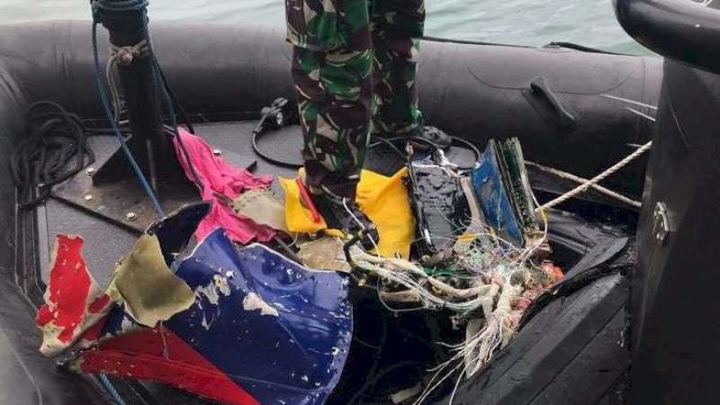 Tim Kopaska TNI AL menemukan bagian pesawat Sriwijaya Air SJ 182 setelah melakukan penyelaman di sekitar Pulau Lancang dan Pulau Laki, Kepulauan Seribu, Jakarta pada Minggu (10/1/2021) pagi. (Foto: kompas.com)