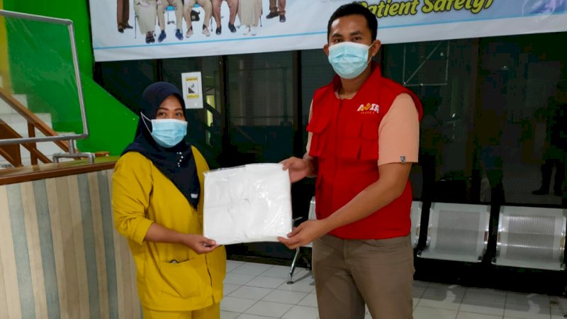 Tim Anir Peduli saat memberikan bantuan APD di RS Batara Siang Pangkep.