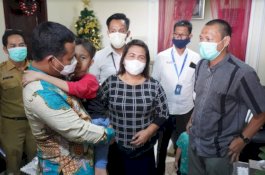 Kunjungi Rumah Duka Ricko Mahulette, Wagub Sulsel Gendong Anak dari Korban Sriwijaya Air SJ 182