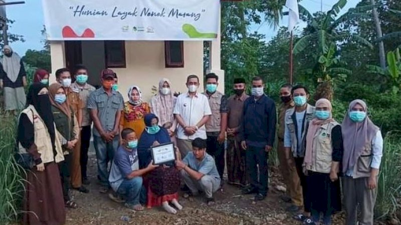 Bupati Wajo, Amran Mahmud, meresmikan hunian layak untuk Nenek Masang (60) di Desa Wecudai, Kecamatan Pammana, Senin (11/1/2021).