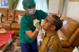 Sebelum Divaksin, Gubernur Jalani Tes Swab PCR