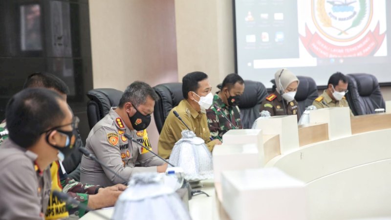 Kapolrestabes Makassar, Kombes Pol Witnu Urip Laksana menghadiri Rapat Koordinasi terkait Pembatasn Kegiatan Masyarakat (PKM)  di Kantor Balaikota Makassar,  Selasa, (12/1/2021).