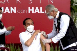 Bikin Salfok, Dokter Gemetar saat Suntik Vaksin COVID-19 Presiden Jokowi