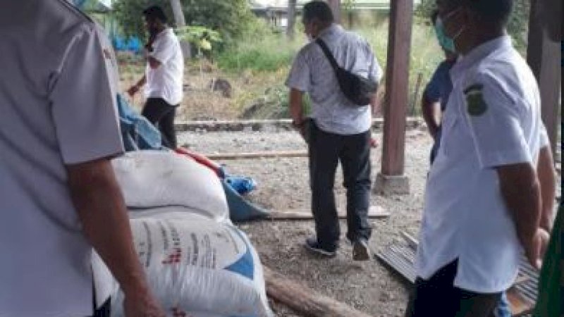 Pupuk diduga palsu ditemukan di salah satu kolong rumah warga di Desa Mattirotasi, Kecamatan Watang Pulu, Kabupaten Sidrap, Senin (11/1/2021) lalu.