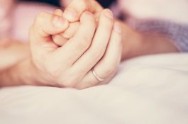 Bikin Haru, Pria 67 Tahun Salat di Pojok Tangga RS karena Tak Mau Jauh dari Istri